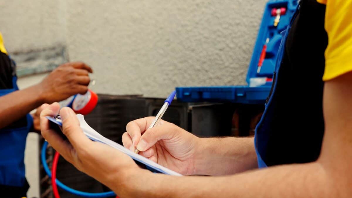 Discover the benefits of ductless AC/HVAC systems for homes and businesses.